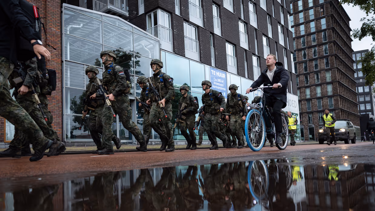De deelnemers aan de NWT marcheren door Amsterdam.