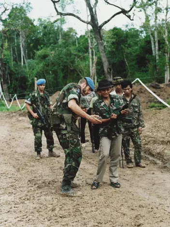 Mariniers in Cambodja trainen Cambodjanen.