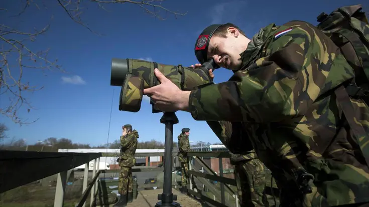 Reservisten bewaken een afgesloten weg tijdens de NSS in Den Haag.