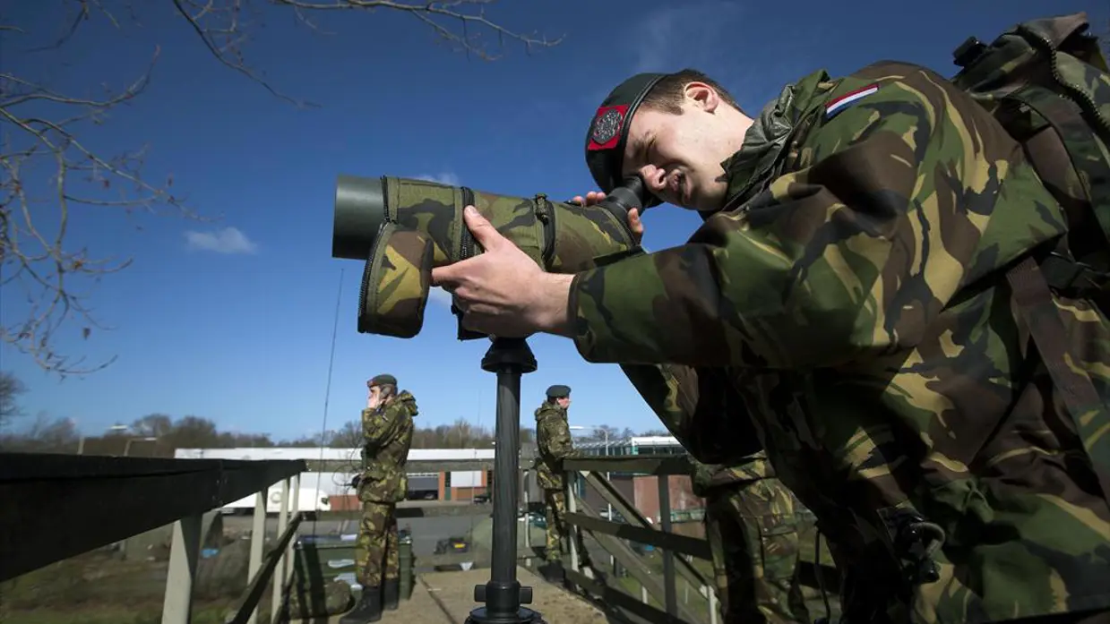 Reservisten bewaken een afgesloten weg tijdens de NSS in Den Haag.