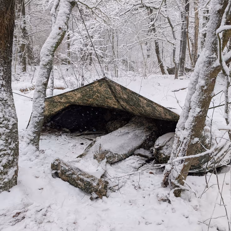 Bivak van de Marechaussee in de sneeuw. 