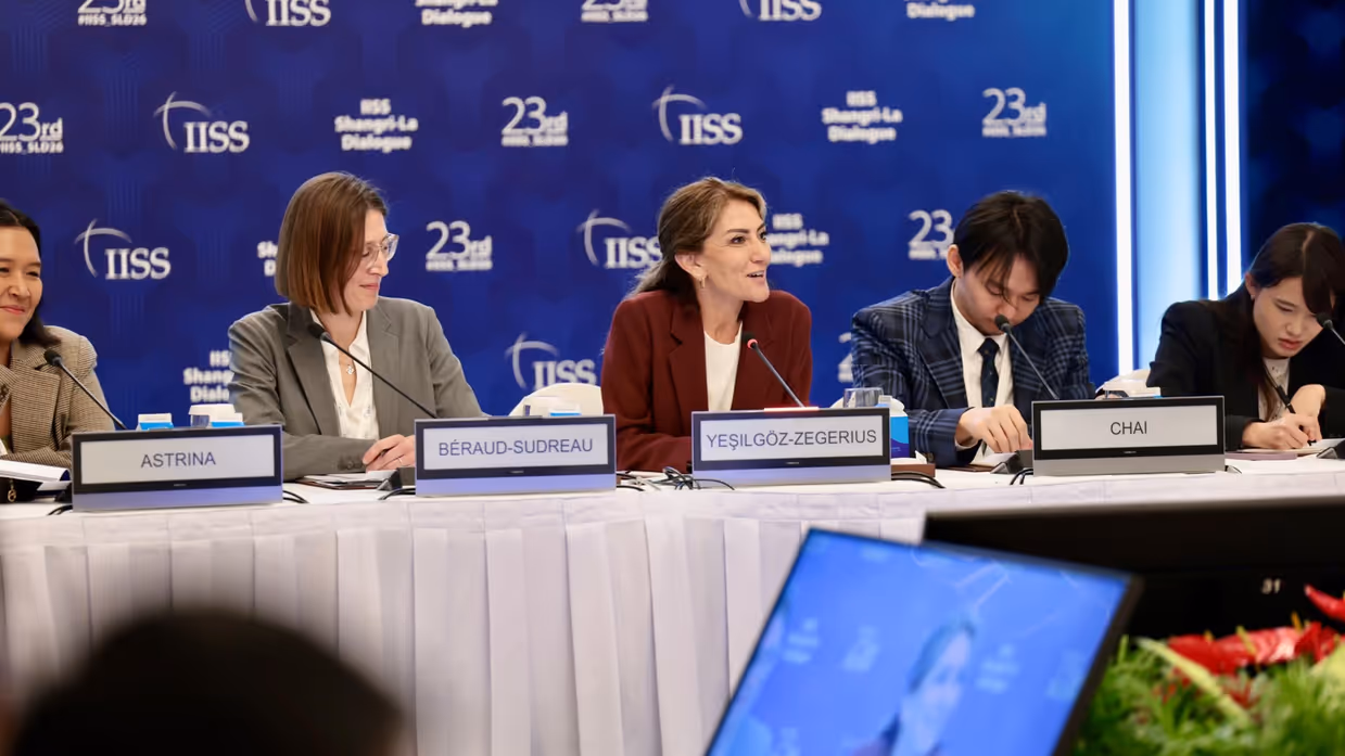 Minister Dilan Yeşilgöz-Zegerius aan het woord tijdens conferentie.