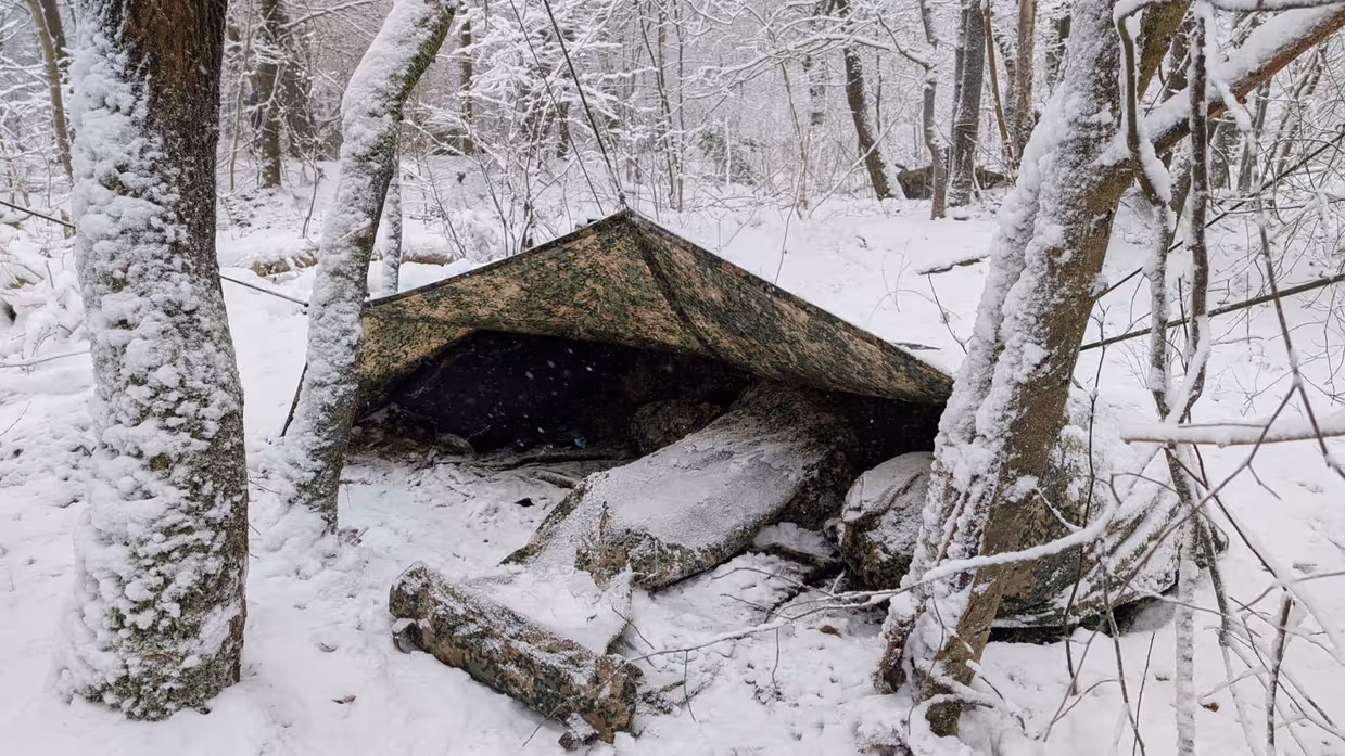 Bivak van de Marechaussee in de sneeuw. 