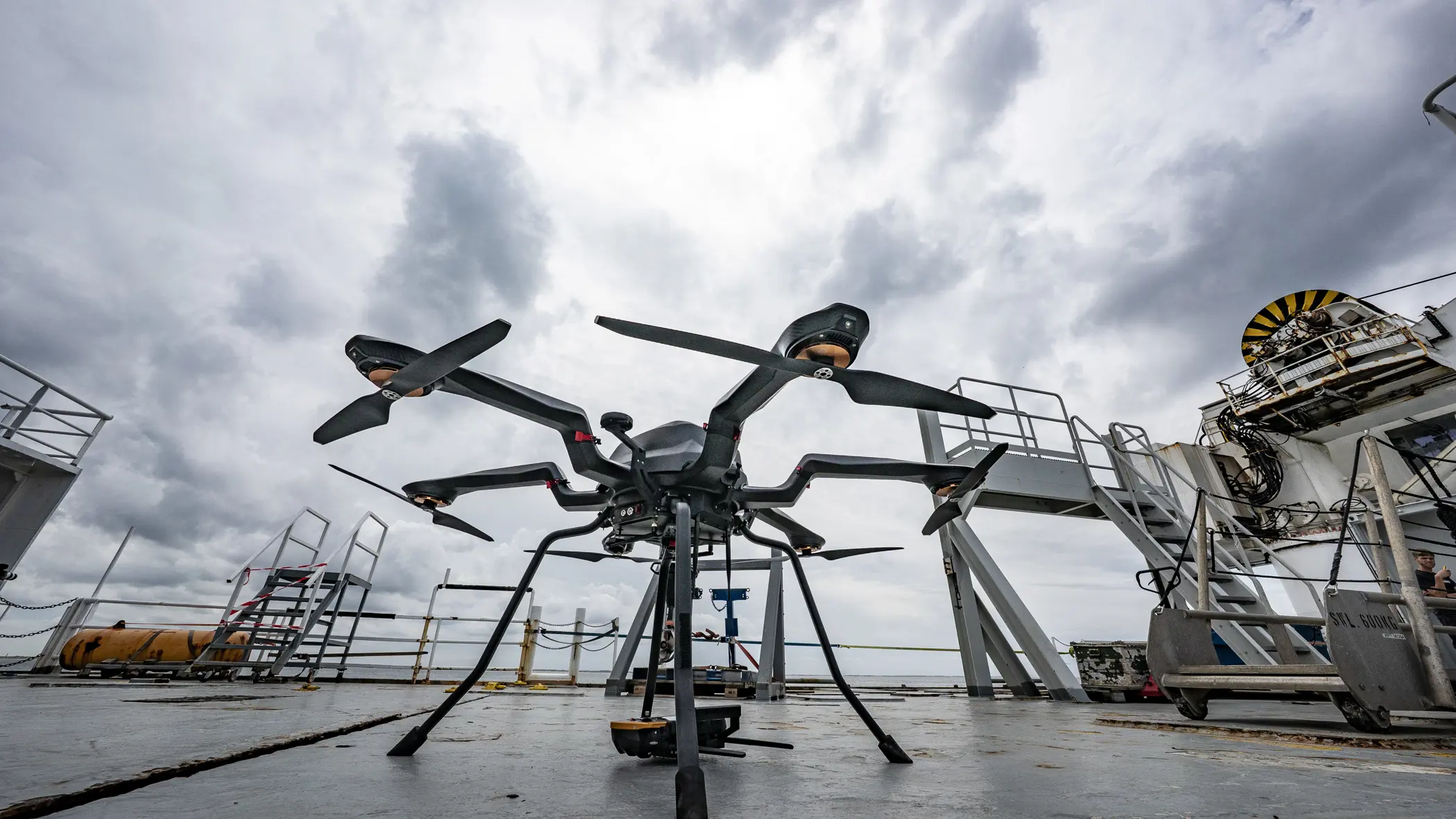 Een drone staat op het dek van een schip.