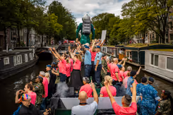 De defensieboot vaart door een Amsterdamse gracht. 