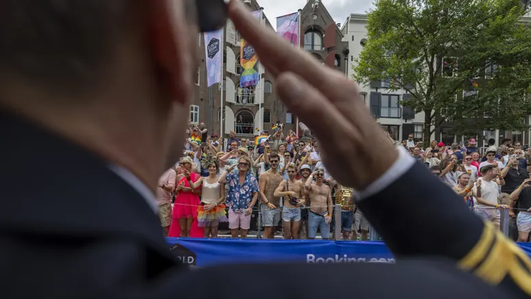 Een militair salueert vanaf de defensieboot voor het publiek.