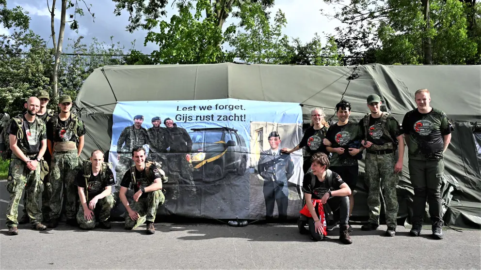Militairen poseren voor een spandoek.