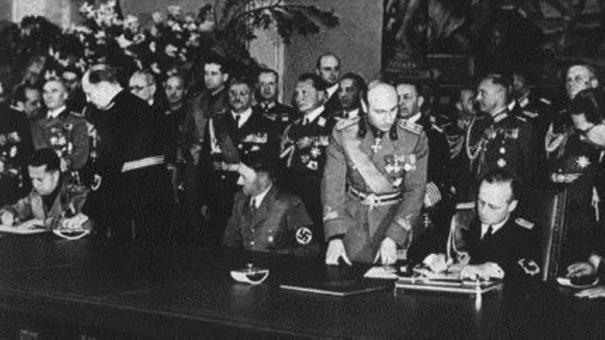 zwart-witfoto van Italiaanse en Duitse politici aan een tafel.