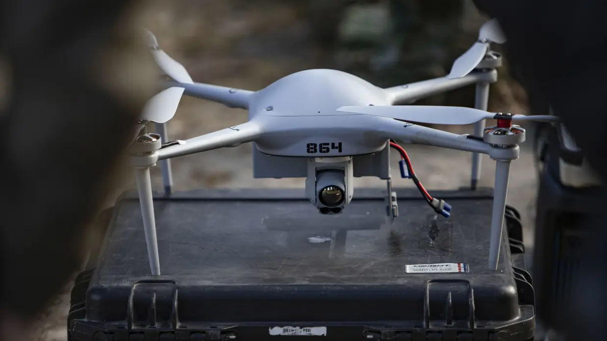 Een grijze drone.