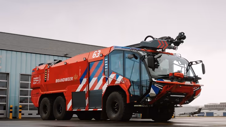 Brandweervoertuig voor een loods.&nbsp;&nbsp;