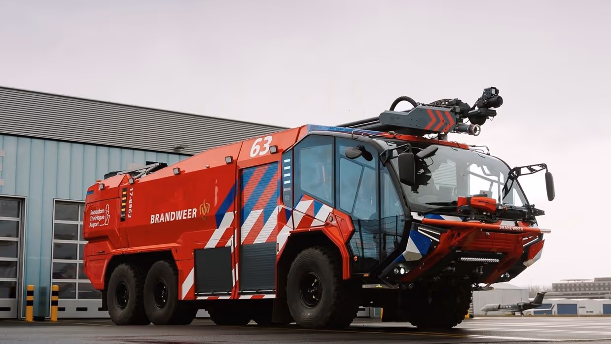 Brandweervoertuig voor een loods.&nbsp;&nbsp;