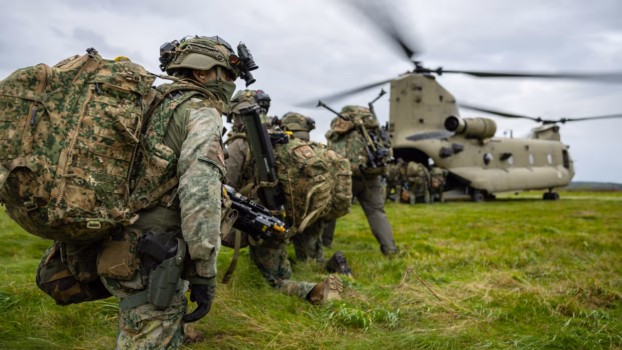 Militairen gaan Chinook in en Chinook wordt bijgetankt. 