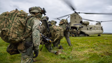 Militairen gaan Chinook in en Chinook wordt bijgetankt. 
