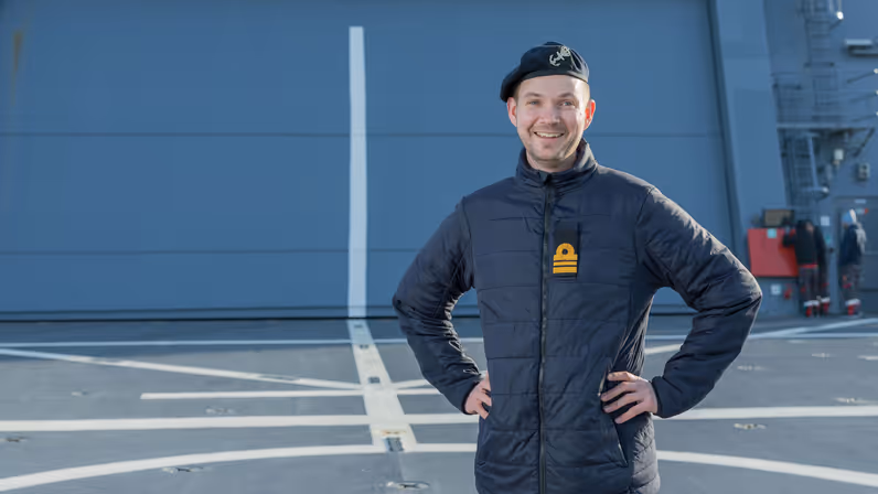 Portretfoto van luitenant ter zee 1 Olaf op het achterdek van het schip. 