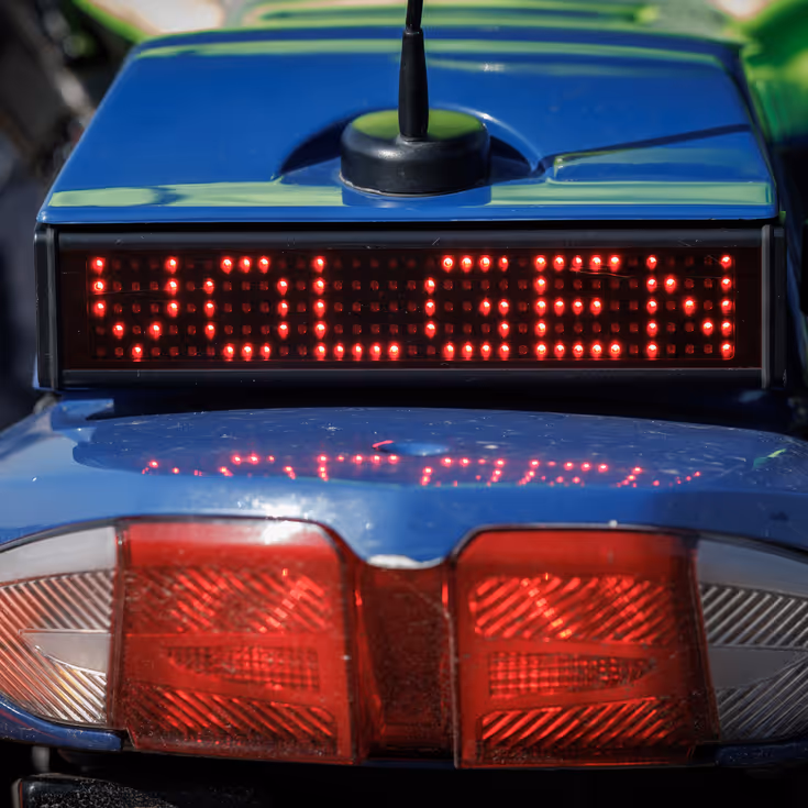 Een sein ‘volgen’ achterop een motor van de Koninklijke Marechaussee.