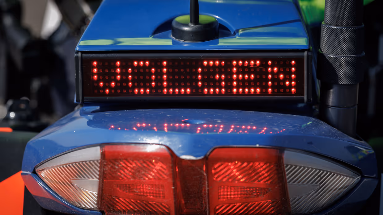 Een sein ‘volgen’ achterop een motor van de Koninklijke Marechaussee.