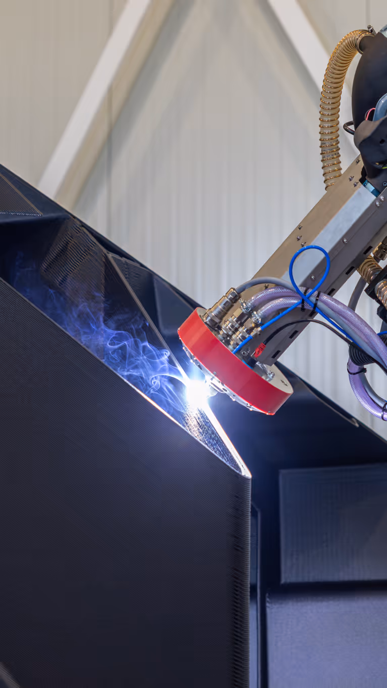 Een laser brandt in een zwart voorwerp.