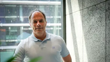 Portretfoto van Martijn, gekleed in lichtblauwe polo.