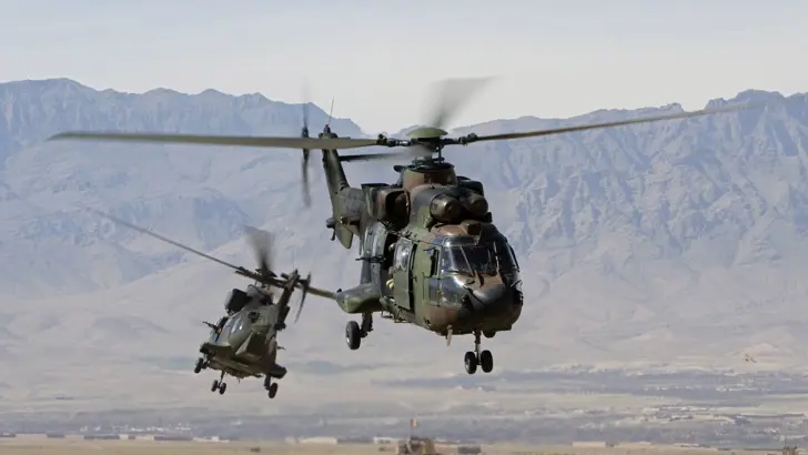 2 Cougar helikopters in bergachtige omgeving