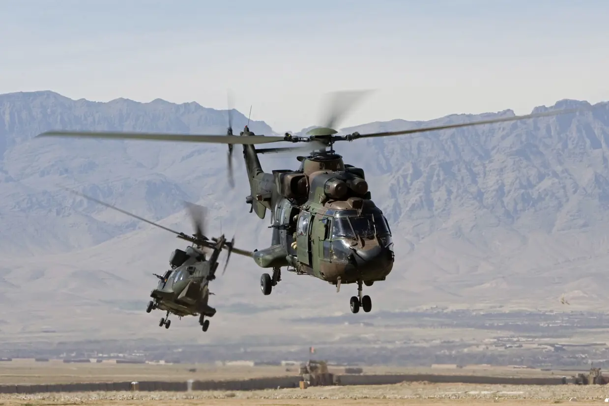 2 Cougar helikopters in bergachtige omgeving