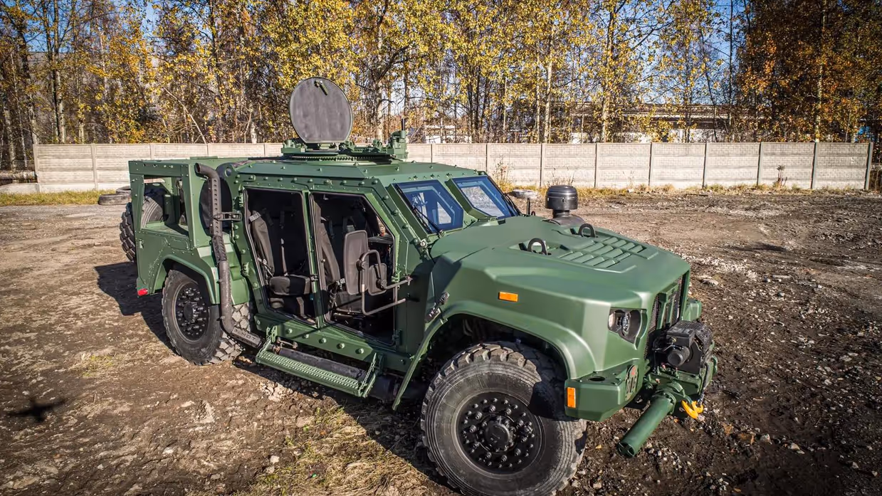 Het donkergroene, gepantserde voertuig. 