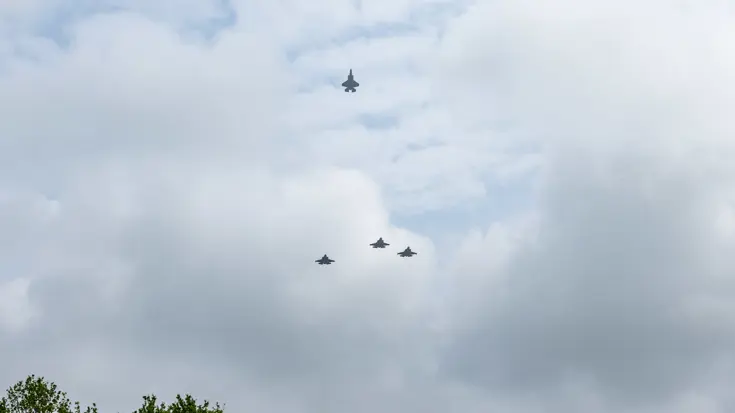 4 F-35-gevechtsvliegtuigen waarvan 1 de formatie verlaat. 