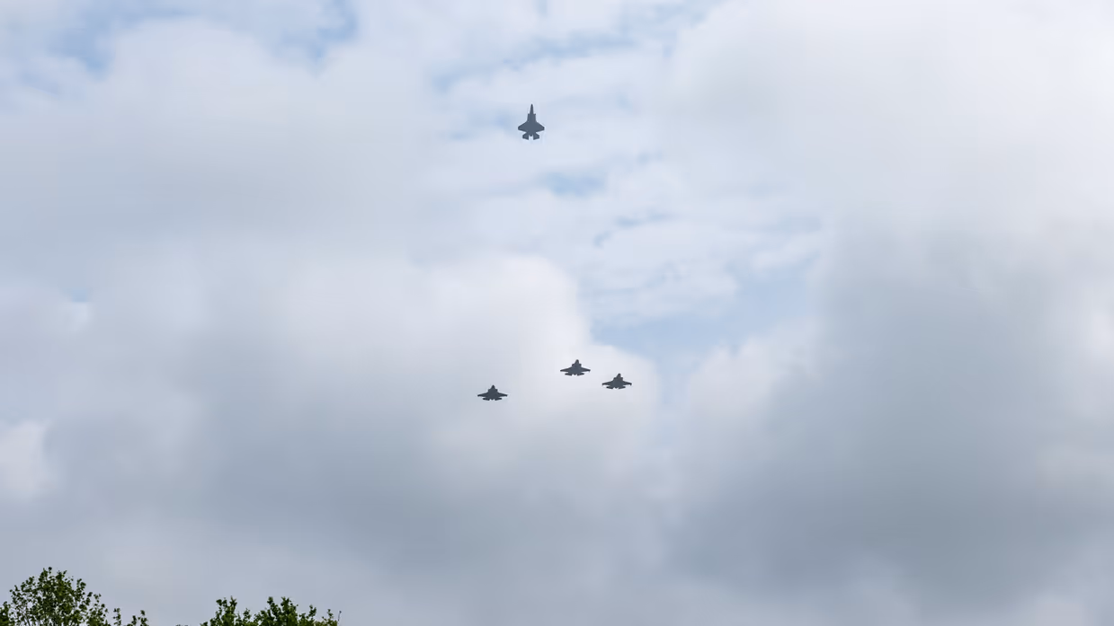 4 F-35-gevechtsvliegtuigen waarvan 1 de formatie verlaat. 