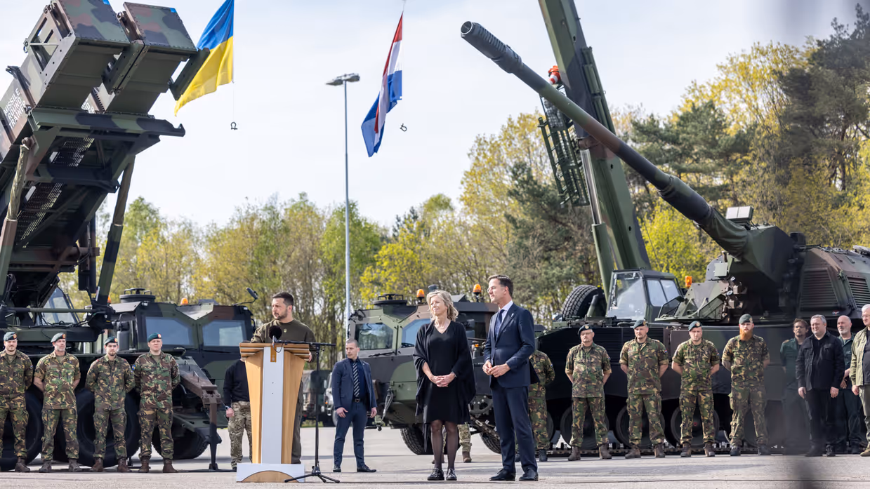 Zelensky spreekt Nederlandse defensiemedewerkers toe en bedankt hen. 