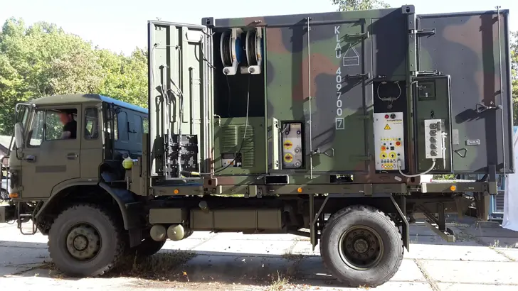 Lichte uitvoering van het CBRN-ontsmettingssysteem. De deuren van het voertuig staan open.