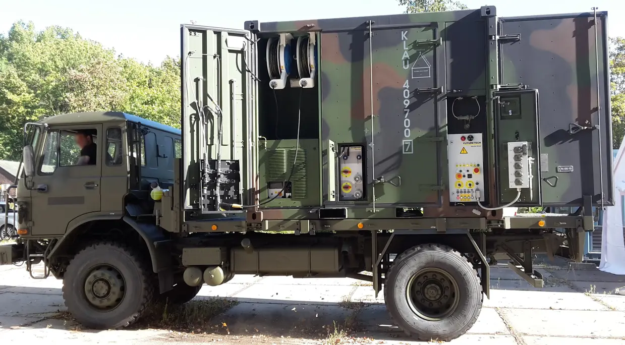 Lichte uitvoering van het CBRN-ontsmettingssysteem. De deuren van het voertuig staan open.
