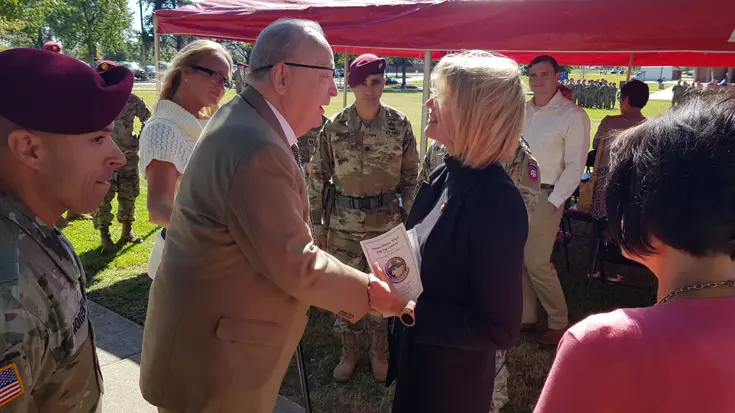 Thulai geeft een gevonden dogtag aan de zoon van een in de Tweede Wereldoorlog gesneuvelde militair van de 82nd Airborne Division.