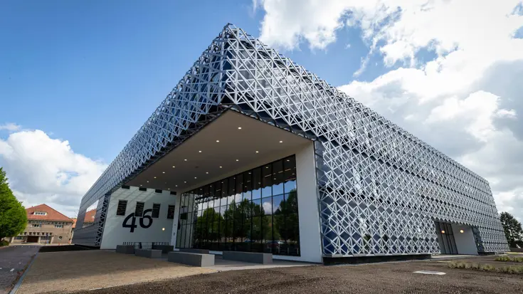 Een grijs, hoekig gebouw.