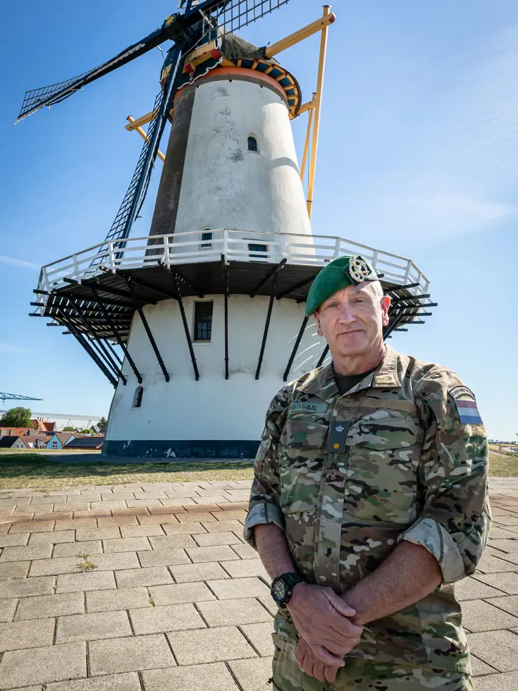 Dre Nagtegaal met op de achtergrond en witte windmolen.