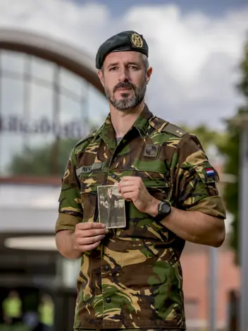 Wim Rens met een foto van zijn opa in zijn hand.