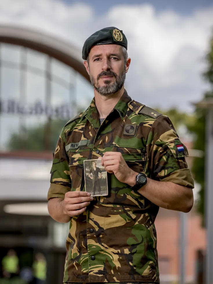 Wim Rens met een foto van zijn opa in zijn hand.