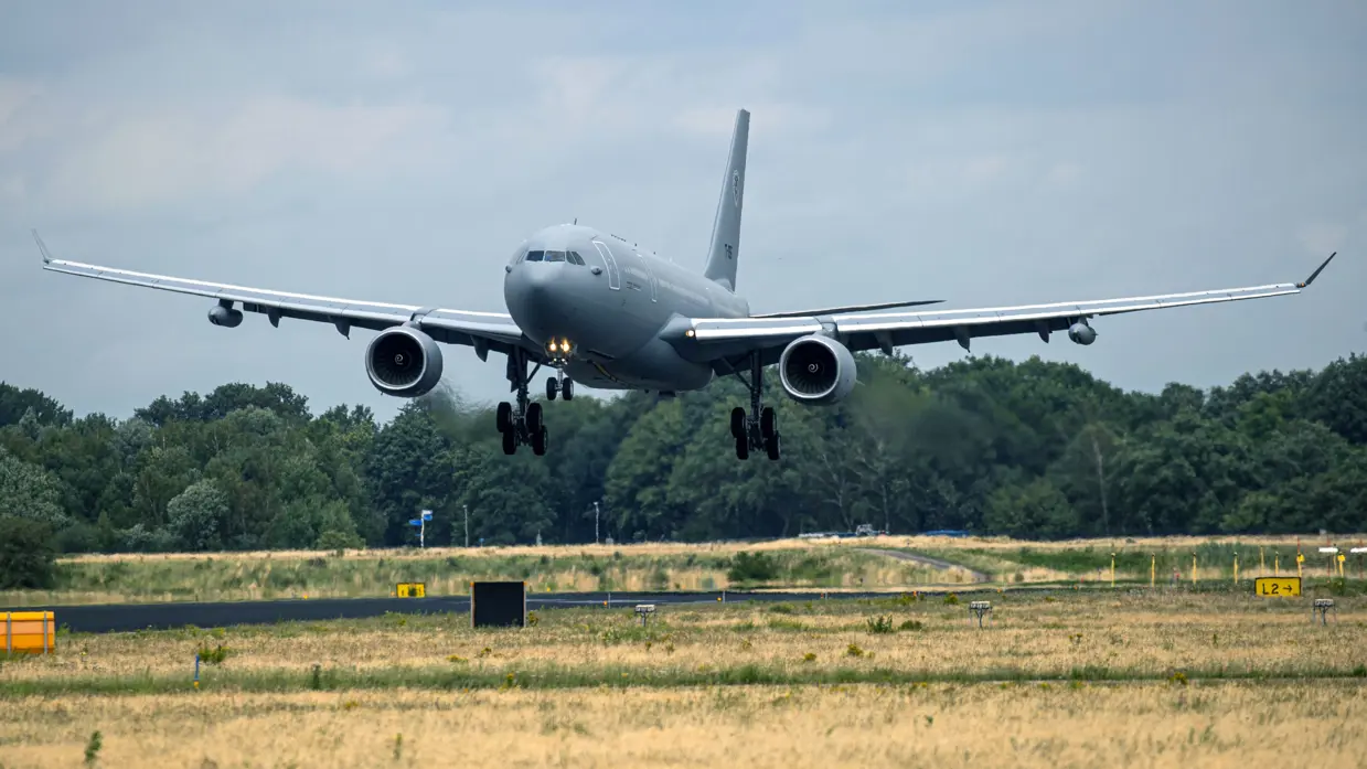 Een Airbus A330-transportvliegtuig in de lucht.