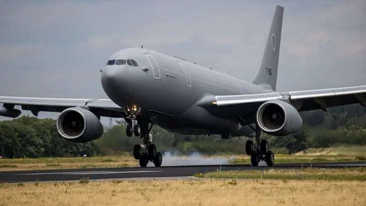 Een Airbus A330-transportvliegtuig raakt net de grond met de wielen bij het landen.