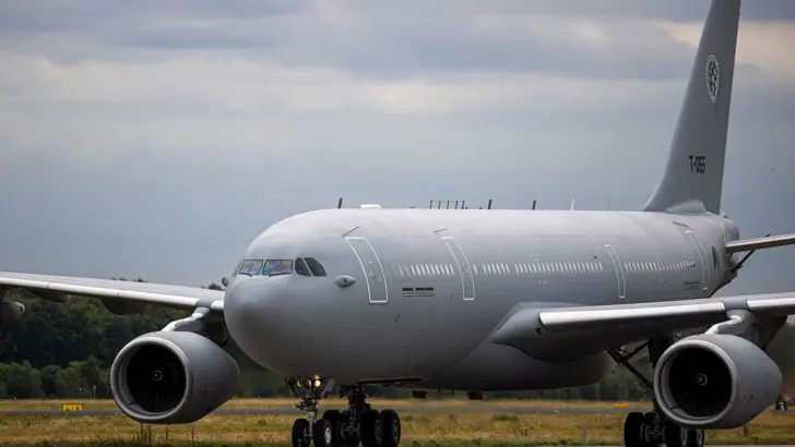 Een Airbus A330-transportvliegtuig op de landingsbaan.