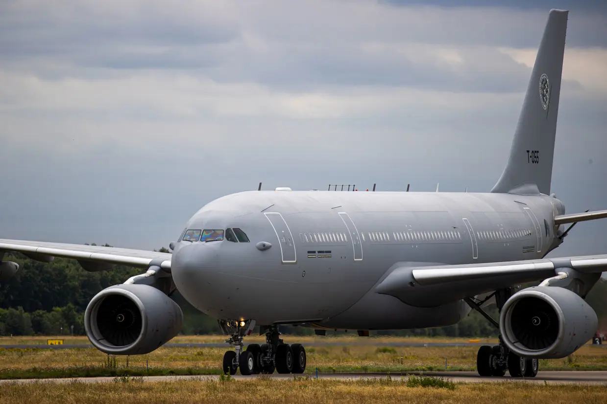 Een Airbus A330-transportvliegtuig op de landingsbaan.