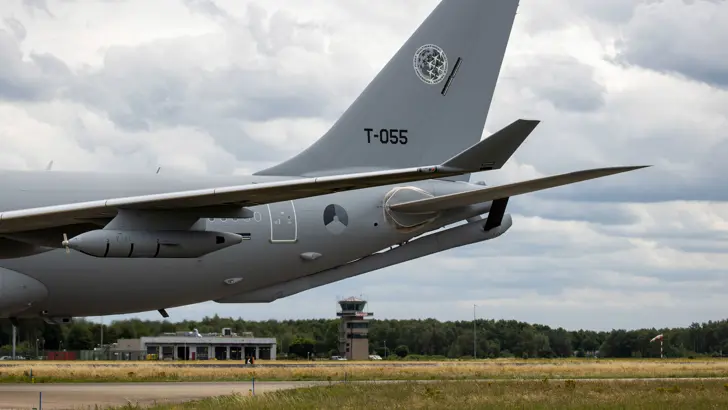 De staart van een Airbus A330-transportvliegtuig met de tekst: T-005.