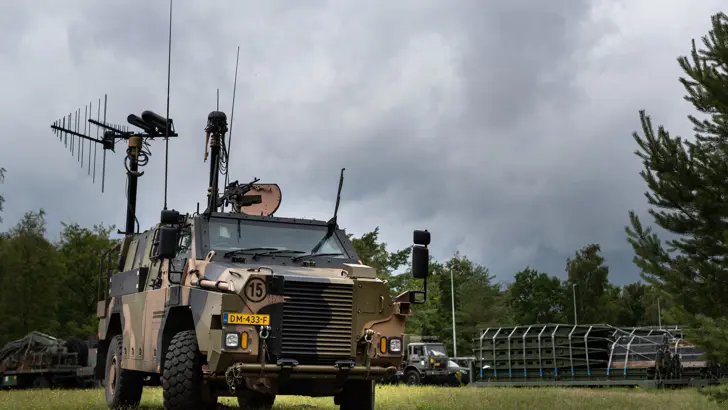 Voor-zij-aanzicht van de Multirole Electronic Warfare-uitvoering met de onderscheidende antennes goed zichtbaar.