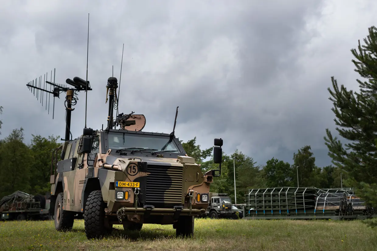 Voor-zij-aanzicht van de Multirole Electronic Warfare-uitvoering met de onderscheidende antennes goed zichtbaar.