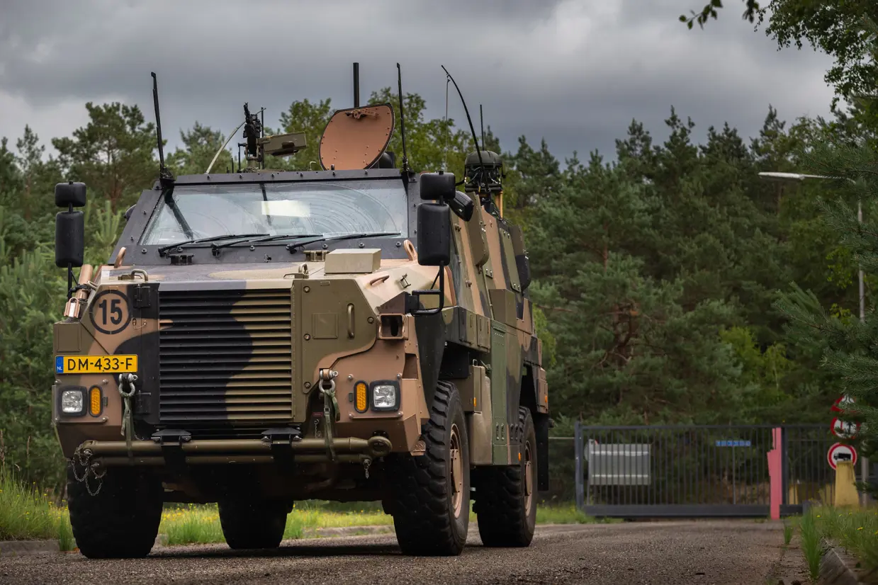 Vooraanzicht Multirole Electronic Warfare Bushmaster.