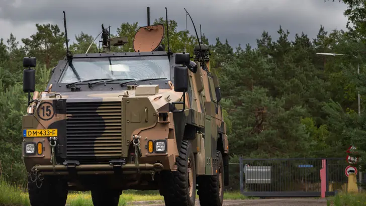 Vooraanzicht Multirole Electronic Warfare Bushmaster.