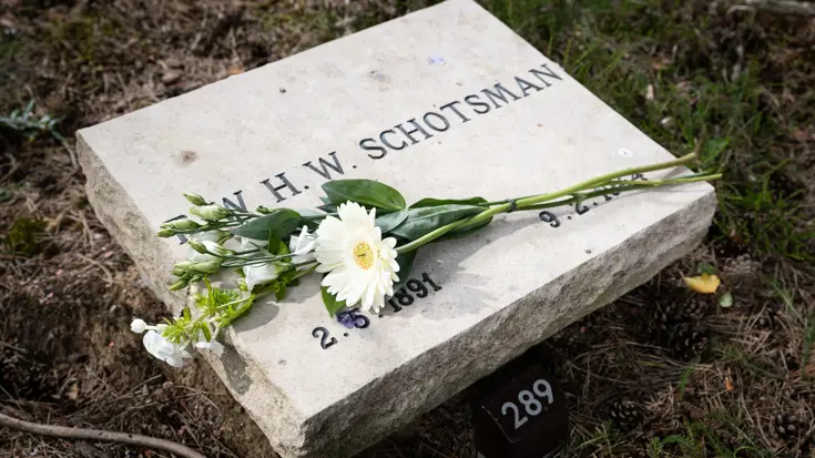 Grafsteen met de tekst: F.W.H. Schotsman.