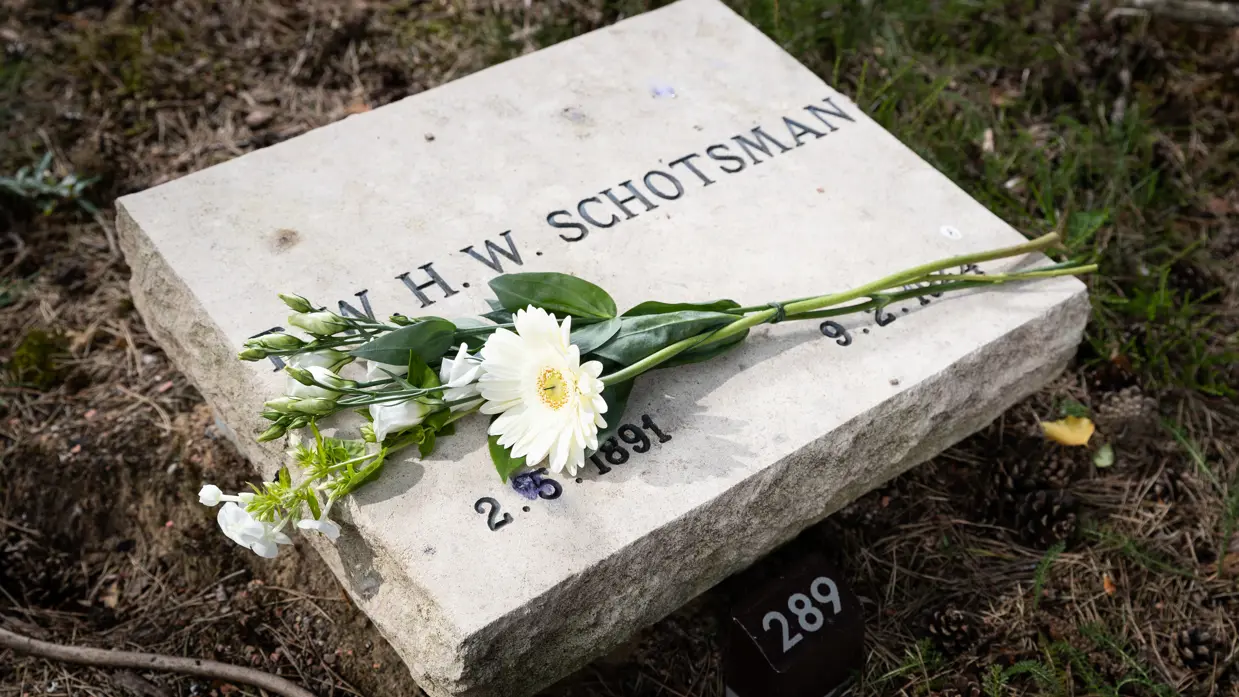 Grafsteen met de tekst: F.W.H. Schotsman.