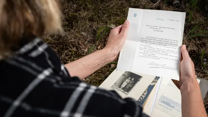 Thulai van Maanen houdt een brief in haar hand.