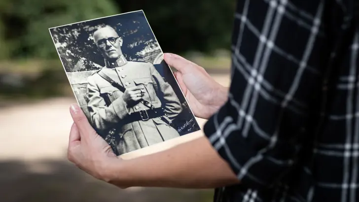 Thulai van Maanen houdt een foto van haar overgrootvader in haar hand.