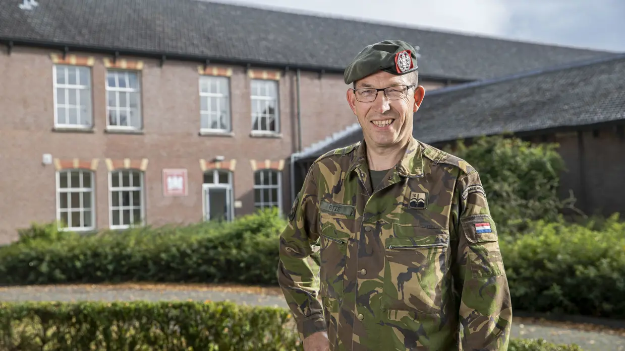 Militair voor kazernegebouw.