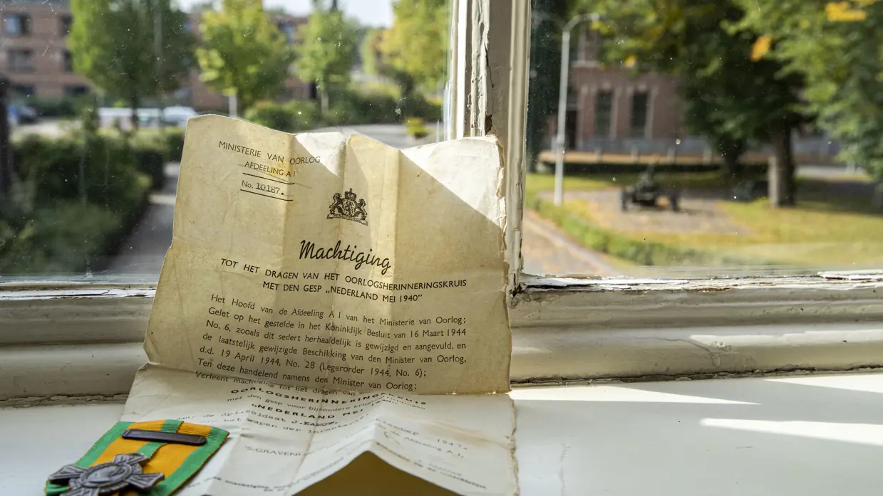 Een brief met een medaille.